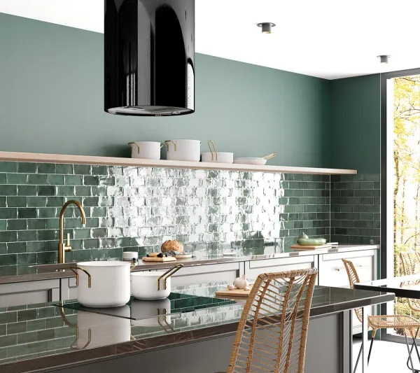 Cocina con azulejos efecto monocolor en tonos fríos, colección Altea de Mayolica