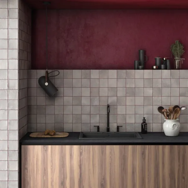 Cocina con azulejos efecto monocolor en tonos cálidos, colección Argile de Equipe