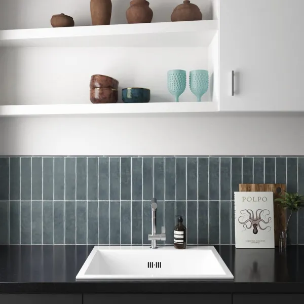 Cocina con azulejos efecto monocolor en tonos fríos, colección Argile de Equipe