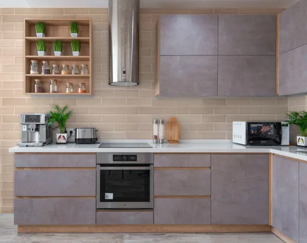 Cocina con azulejos efecto monocolor en tonos cálidos, colección Aria de Fabresa