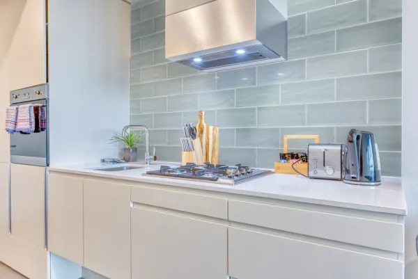 Cocina con azulejos efecto monocolor en tonos fríos, colección Aria de Fabresa