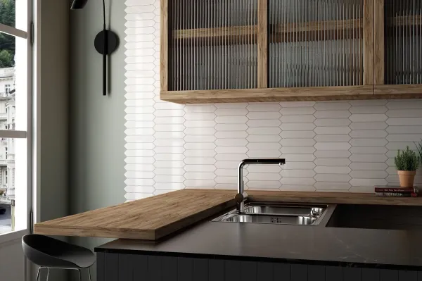 Cocina con azulejos efecto monocolor en tonos neutros, colección Arrow de Equipe