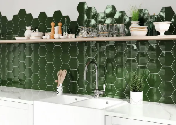 Cocina con azulejos efecto monocolor en tonos fríos, colección Artens de Mayolica