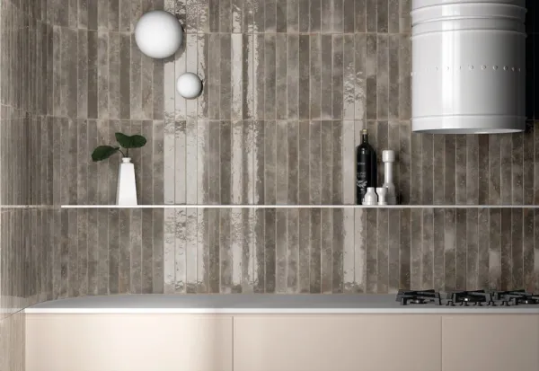 Cocina con azulejos efecto monocolor en tonos cálidos, colección Bali de Equipe