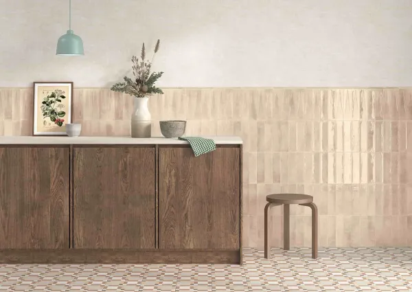 Cocina con azulejos efecto monocolor en tonos cálidos, colección Bari de Harmony