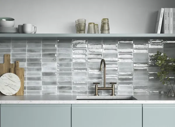 Cocina con azulejos efecto monocolor en tonos fríos, colección Beret de Mayolica