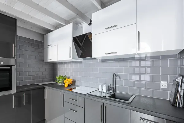 Cocina con azulejos efecto monocolor en tonos neutros, colección Bevelled de Fabresa