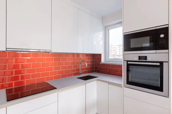 Cocina con azulejos efecto monocolor en tonos cálidos, colección Bevelled de Fabresa