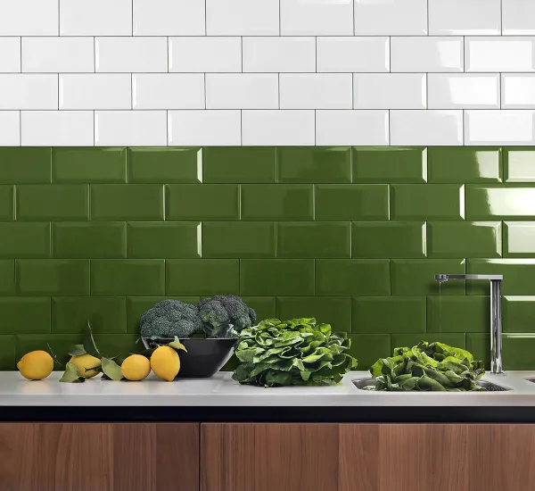 Cocina con azulejos efecto monocolor en tonos fríos, colección Bevelled de Fabresa