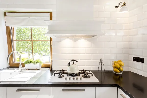 Cocina con azulejos efecto monocolor, colección Bevelled de Fabresa