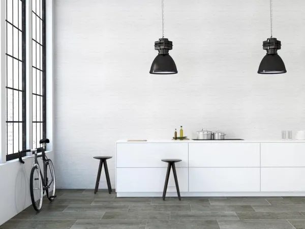 Cocina con azulejos efecto monocolor en tonos neutros, colección Bianchi de TAU ceràmica