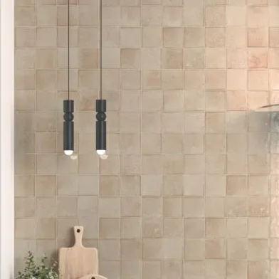 Cocina con azulejos efecto monocolor en tonos cálidos, colección Bohemian de Equipe