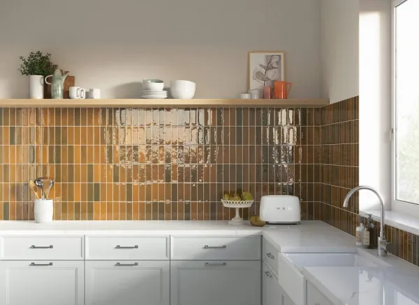 Cocina con azulejos efecto monocolor en tonos cálidos, colección Calpe de Mayolica