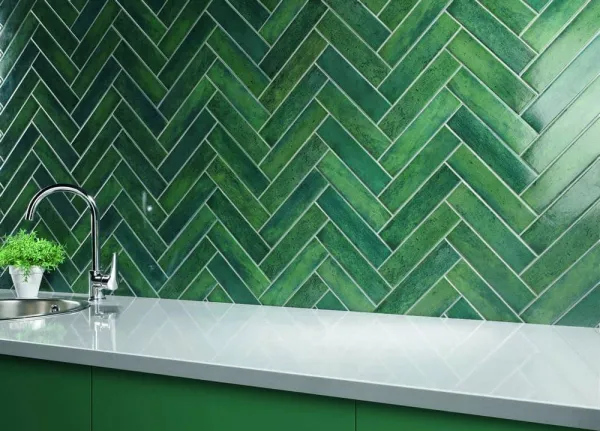 Cocina con azulejos efecto monocolor en tonos fríos, colección Capri de Natucer
