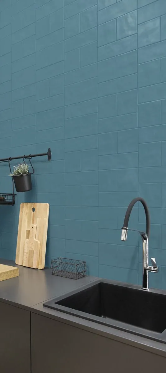 Cocina con azulejos efecto monocolor en tonos fríos, colección Chroma de Aleluia