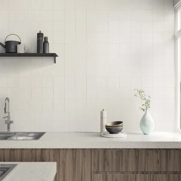 Cocina con azulejos efecto monocolor en tonos neutros, colección Chroma de Aleluia