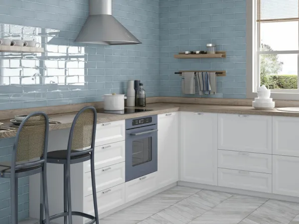 Cocina con azulejos efecto monocolor en tonos fríos, colección Colonial de Cifre