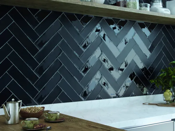 Cocina con azulejos efecto monocolor en tonos fríos, colección Colonial de Cifre