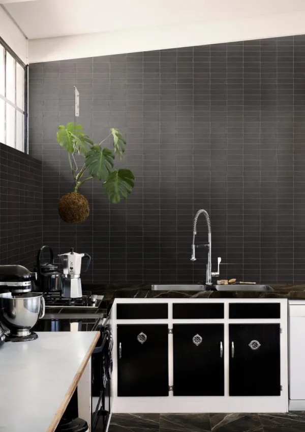 Cocina con azulejos efecto monocolor en tonos neutros, colección Confetto de Marazzi