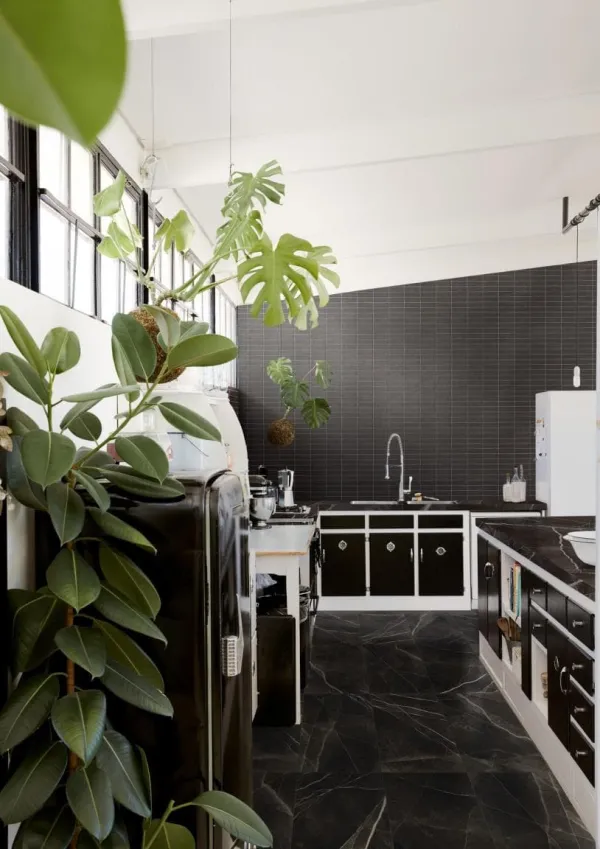 Cocina con azulejos efecto monocolor en tonos neutros, colección Confetto de Marazzi
