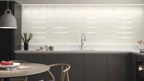 Cocina con azulejos efecto monocolor en tonos neutros, colección Contemporary de Ape