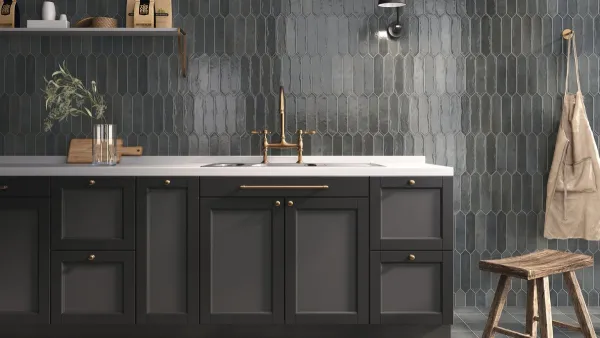 Cocina con azulejos efecto monocolor en tonos neutros, colección Contemporary de Ape