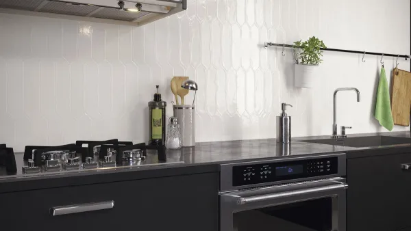 Cocina con azulejos efecto monocolor en tonos neutros, colección Contemporary de Ape