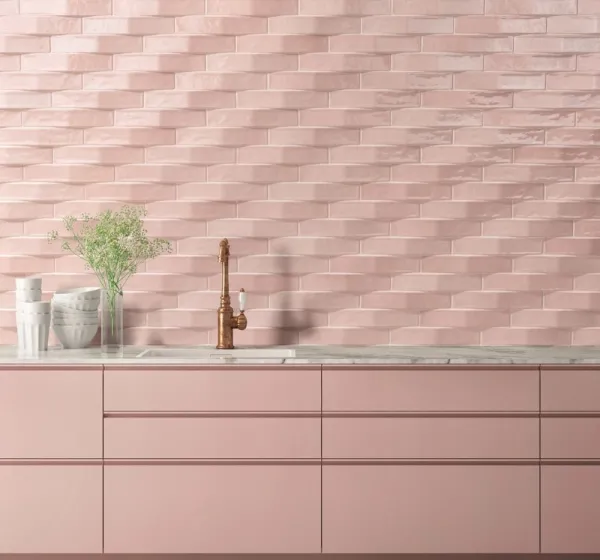 Cocina con azulejos efecto monocolor en tonos cálidos, colección Convex de Natucer