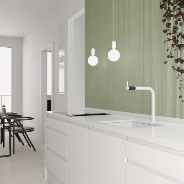 Cocina con azulejos efecto monocolor en tonos neutros, colección Costa nova de Equipe