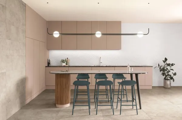 Cocina con azulejos efecto monocolor en tonos cálidos, colección Cotton de Peronda