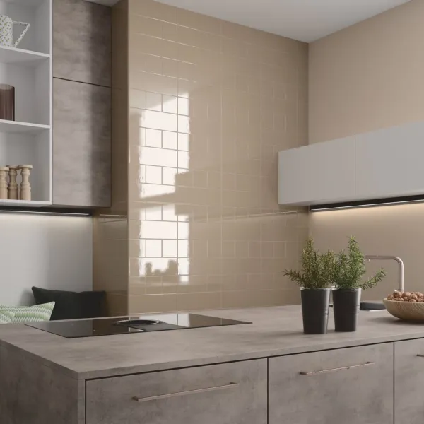 Cocina con azulejos efecto monocolor en tonos cálidos, colección Country de Equipe