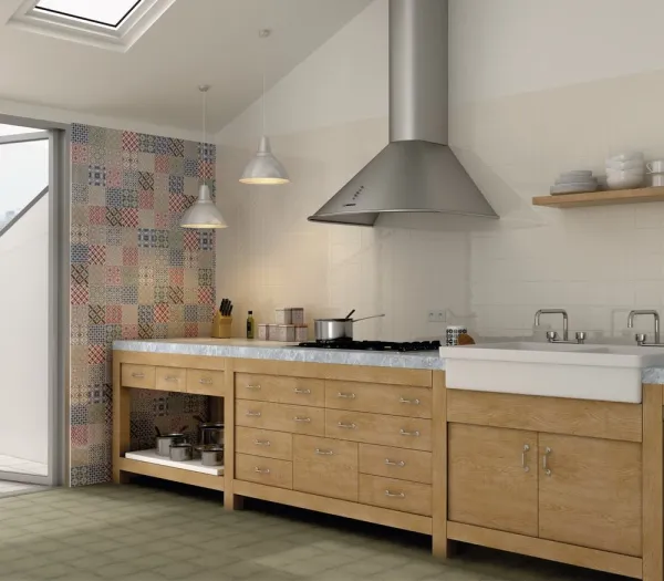 Cocina con azulejos efecto monocolor en tonos cálidos, colección Country de Equipe