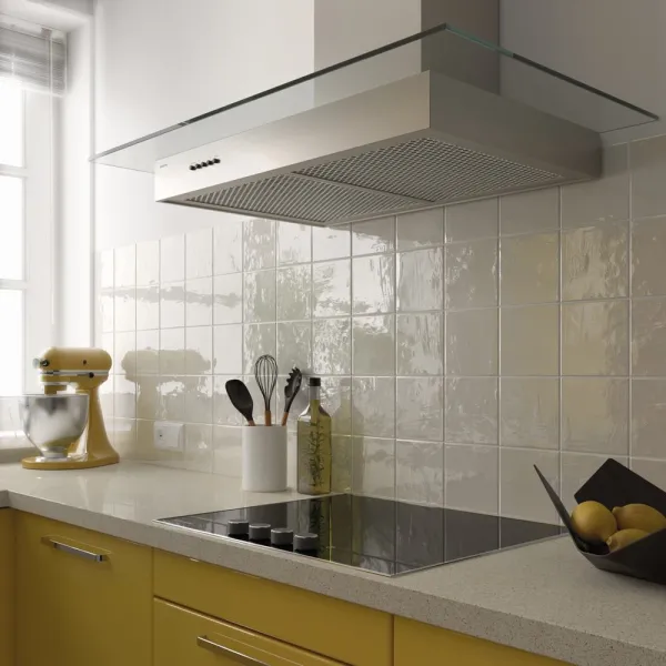 Cocina con azulejos efecto monocolor en tonos cálidos, colección Country de Equipe