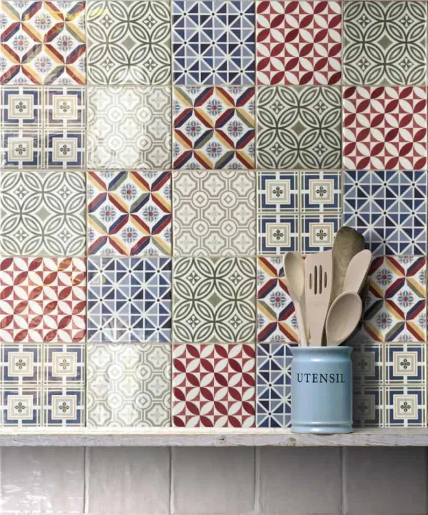 Cocina con azulejos efecto monocolor en tonos fríos, colección Country de Equipe