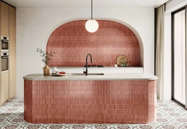 Cocina con azulejos efecto monocolor en tonos cálidos, colección Crisp de Harmony