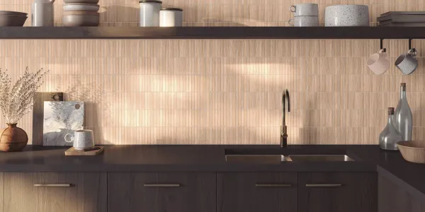Cocina con azulejos efecto monocolor en tonos cálidos, colección Duna de Harmony