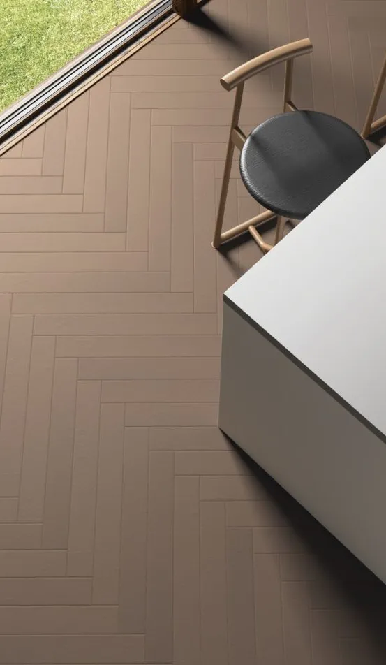 Cocina con azulejos efecto monocolor en tonos cálidos, colección Earth de Equipe