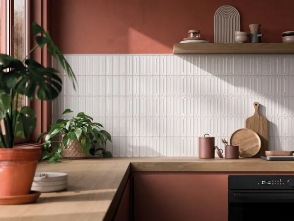 Cocina con azulejos efecto monocolor en tonos cálidos, colección Elipse de Harmony
