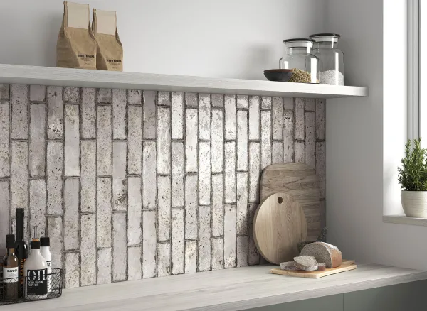 Cocina con azulejos efecto monocolor en tonos neutros, colección Era de Mayolica