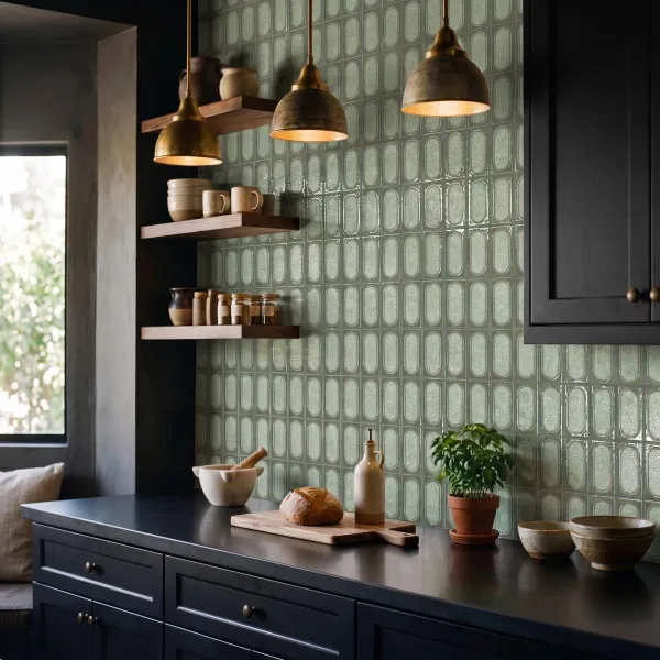 Cocina con azulejos efecto monocolor en tonos fríos, colección Esclat de Dune