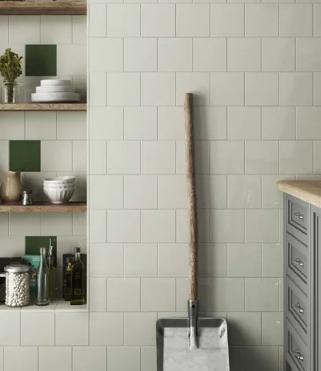 Cocina con azulejos efecto monocolor en tonos neutros, colección Evolution de Equipe