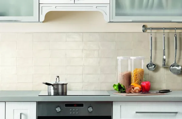 Cocina con azulejos efecto monocolor, colección Fika de Natucer