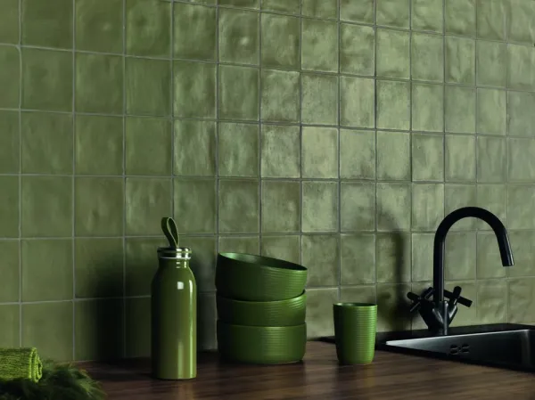 Cocina con azulejos efecto monocolor en tonos fríos, colección Fika de Natucer