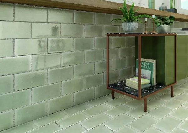 Cocina con azulejos efecto monocolor en tonos fríos, colección Frame de Natucer