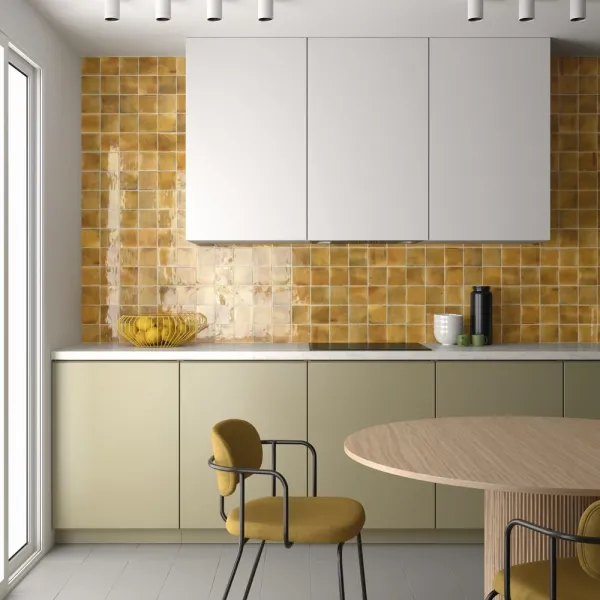 Cocina con azulejos efecto monocolor en tonos cálidos, colección Hanoi de Equipe
