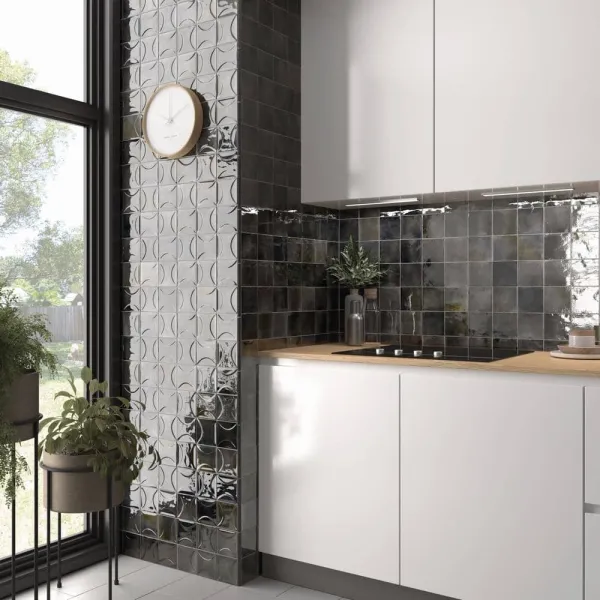 Cocina con azulejos efecto monocolor en tonos neutros, colección Hanoi de Equipe