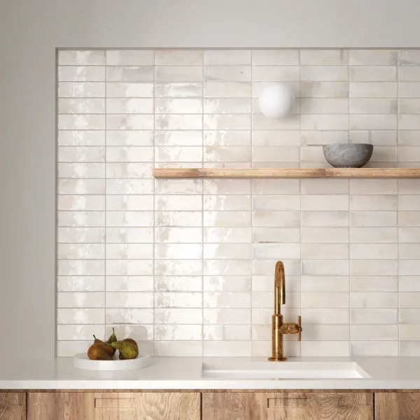 Cocina con azulejos efecto monocolor en tonos cálidos, colección Hanoi de Equipe