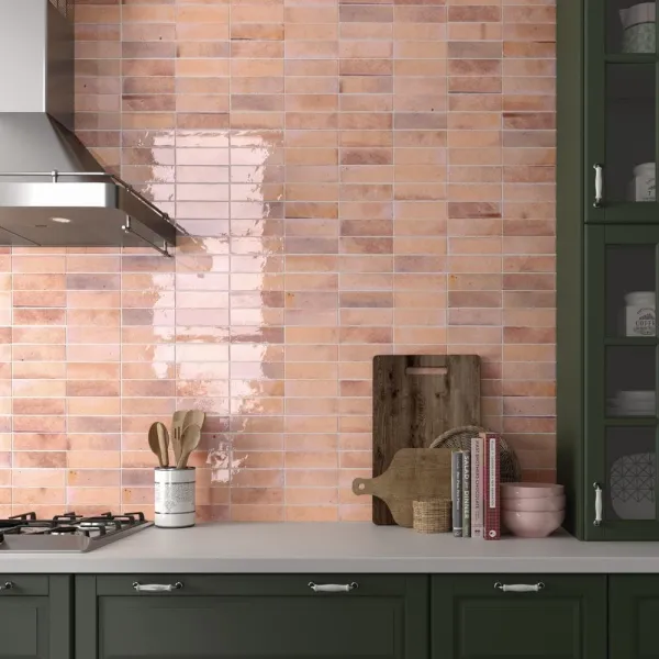 Cocina con azulejos efecto monocolor en tonos cálidos, colección Hanoi de Equipe
