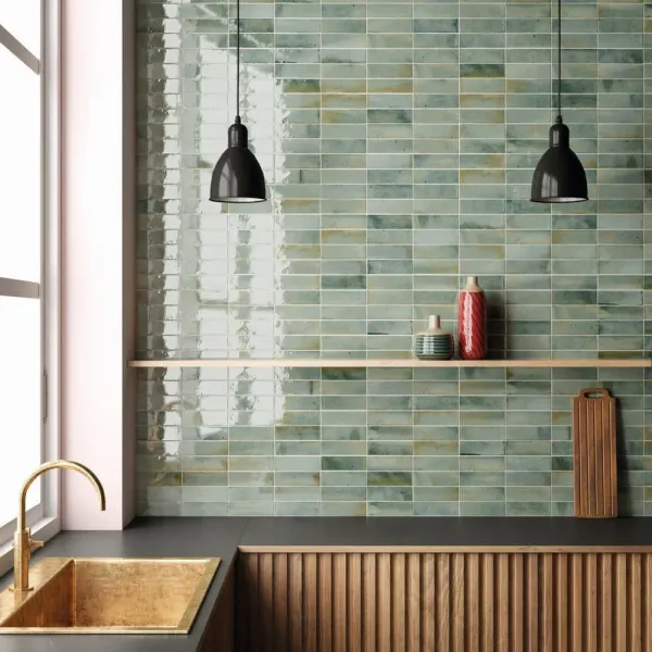 Cocina con azulejos efecto monocolor en tonos fríos, colección Hanoi de Equipe
