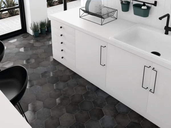 Cocina con azulejos efecto monocolor en tonos neutros, colección Heritage de Equipe